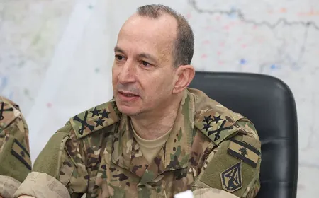 قائد الجيش يتفقد غرفة العمليات المركزية في منطقة الجنوب وقيادة لواء المشاة الخامس ويطّلع على إجراءات حفظ أمن العملية الانتخابية