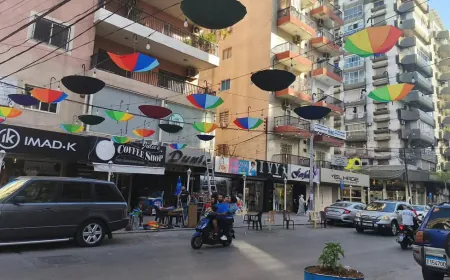 شمسيات ملونة تزين شارع نديم الجسر في طرابلس وتخطف الأنظار