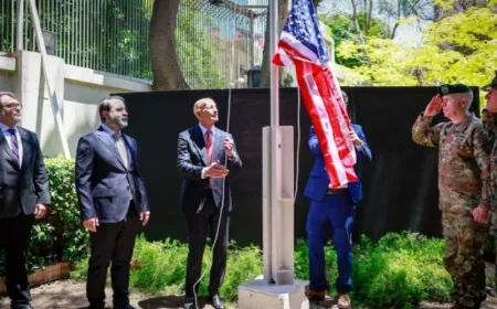 السفير الأمريكي بسوريا يرفع علم بلاده فوق مقر إقامته في دمشق