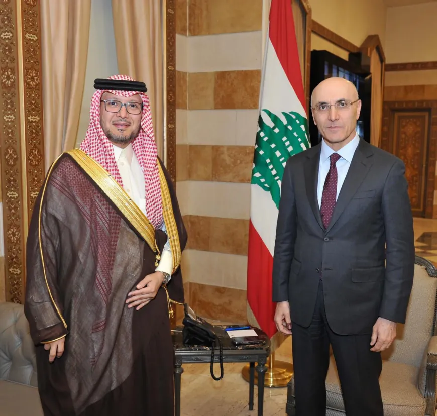 السفير السعودي يبحث مع الحجار سبل تعزيز التعاون والتنسيق بين البلدين