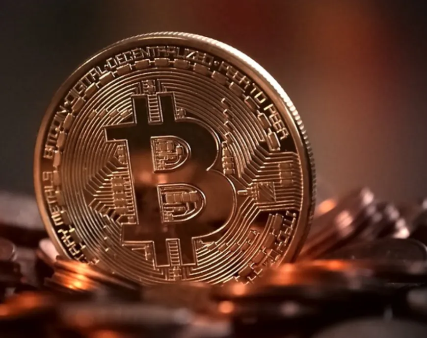 البيتكوين تتجاوز 100 ألف دولار للمرة الأولى منذ شباط 2025