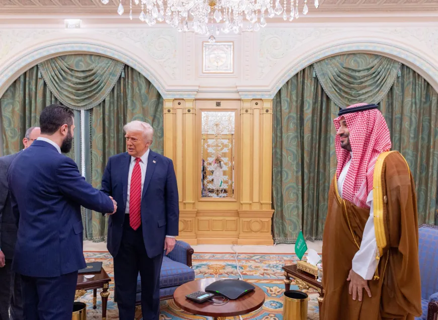 بالصور لقاء يجمع سمو ⁧‫ولي_العهد‬⁩ والرئيس الأمريكي والرئيس السوري.