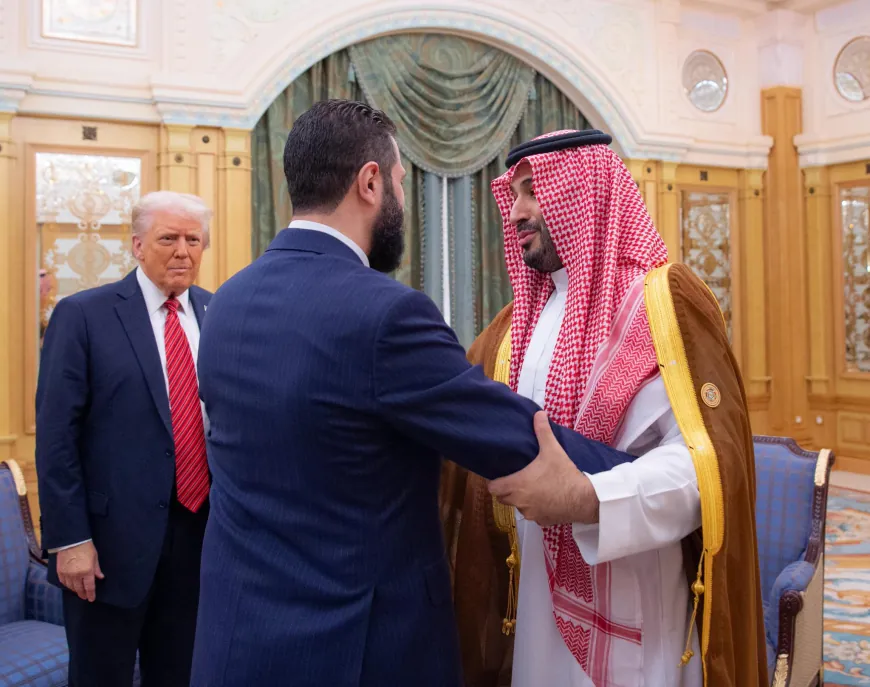 بالصور لقاء يجمع سمو ⁧‫ولي_العهد‬⁩ والرئيس الأمريكي والرئيس السوري.
