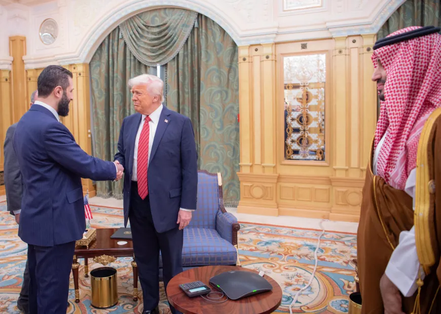 بالصور لقاء يجمع سمو ⁧‫ولي_العهد‬⁩ والرئيس الأمريكي والرئيس السوري.