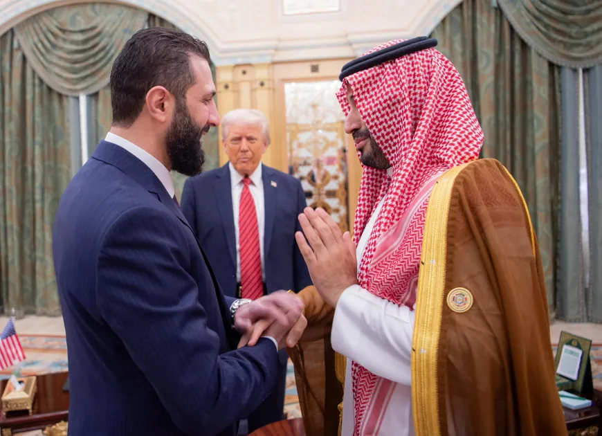 بالصور لقاء يجمع سمو ⁧‫ولي_العهد‬⁩ والرئيس الأمريكي والرئيس السوري.