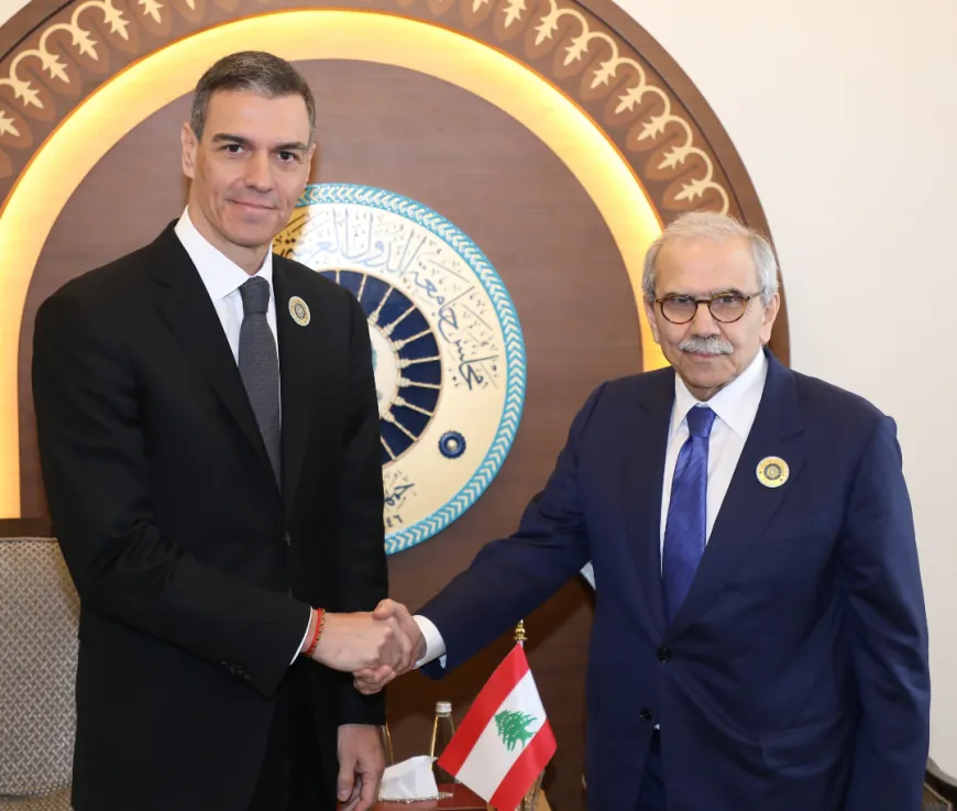 التقى رئيس مجلس الوزراء اللبناني، الدكتور نواف سلام، برئيس الحكومة الإسبانية، السيد بيدرو سانشيز، على هامش القمة العربية المنعقدة في بغداد.