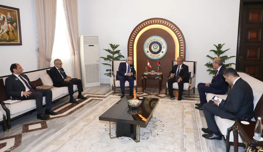 التقى رئيس مجلس الوزراء الدكتور نواف سلام، برئيس وزراء المملكة الأردنية الهاشمية، السيد جعفر حسان، على هامش المشاركة في القمة العربية