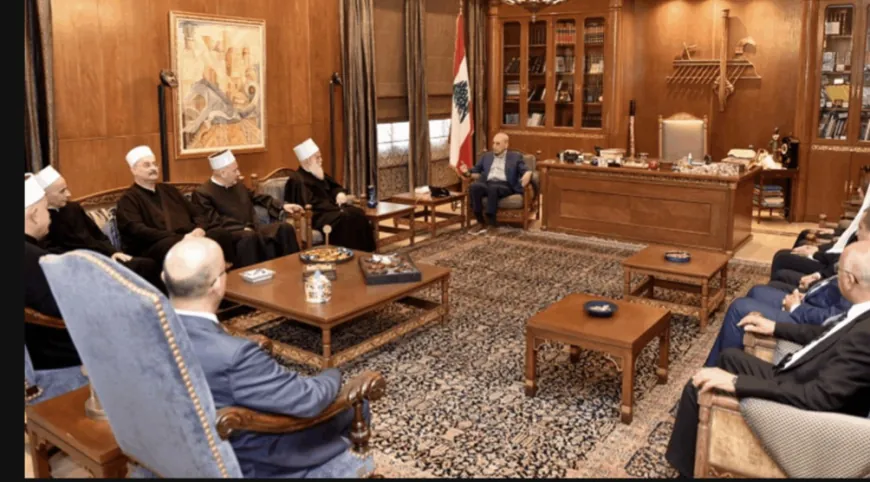 بري تابع مع زواره التطورات وأبرق لنظيره الجزائري مهنئًا