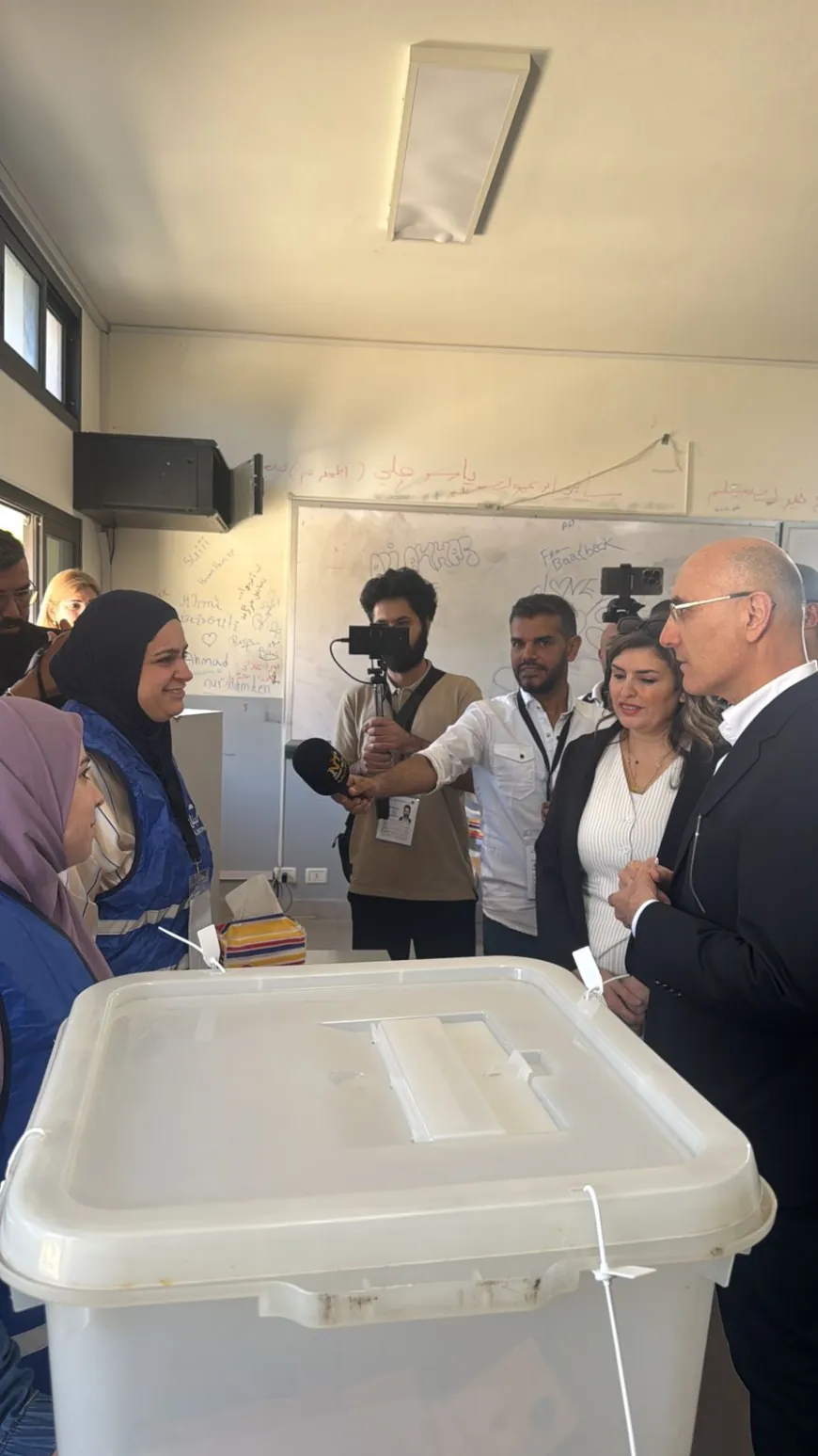 يتفقد وزير الداخلية احمد الحجار مراكز اقتراع كفركلا والعديسة في ثانوية الصباح في النبطية