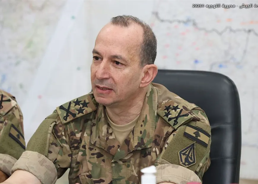 قائد الجيش يتفقد غرفة العمليات المركزية في منطقة الجنوب وقيادة لواء المشاة الخامس ويطّلع على إجراءات حفظ أمن العملية الانتخابية