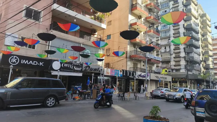 شمسيات ملونة تزين شارع نديم الجسر في طرابلس وتخطف الأنظار