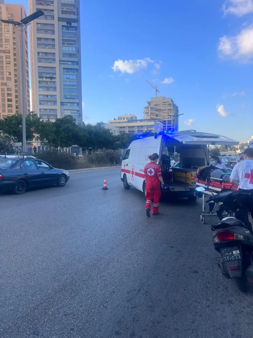 التحكم المروري: جريح نتيجة تصادم بين سيارة ودراجة نارية على اوتوستراد الرئيس لحود باتجاه الكرنتينا ودراج من مفرزة سير بعبدا يعمل على المعالجة