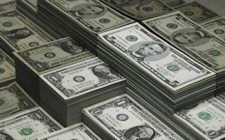 الدولار يهوي إلى أدنى مستوياته منذ 3 سنوات