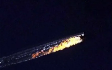 صورة اولية لحظة اصابة المقاتلة الاسرائيلية ويرجح انها من نوع F16 بنيران الدفاعات الجوية الايرانية