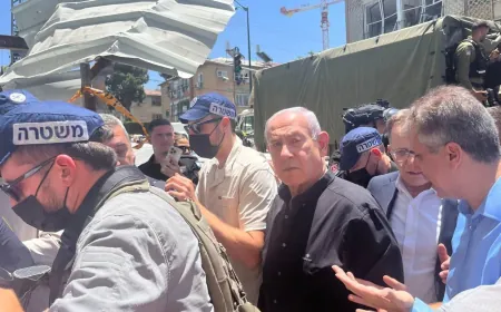 إعلام إسرائيلي: نتنياهو يتفقد موقع سقوط صواريخ إيرانية في بات يام بتل أبيب
