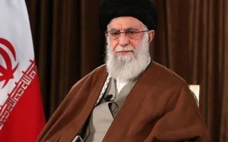 خامنئي: توقع استسلام إيران لبلد آخر أمر "السخيف"