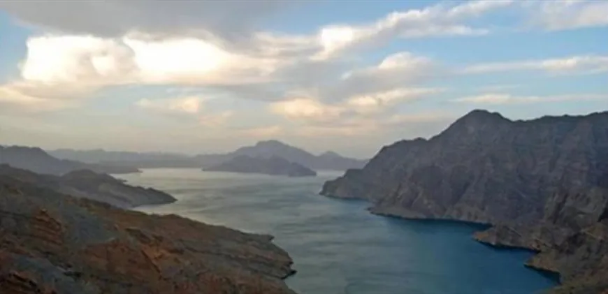 بعد تهديداتها.. هل تستطيع إيران فعلاً إغلاق مضيق هرمز؟