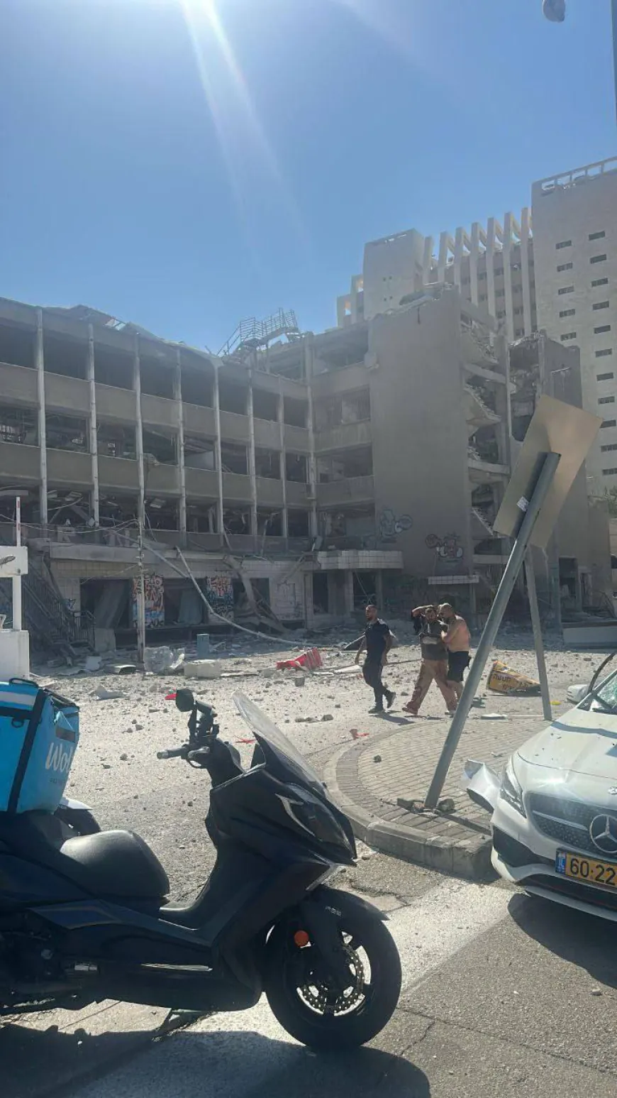 إصابة مباشرة لمدرسة في "تل أبيب الكبرى"، جراء القصف الصاروخي من إيران