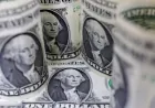 الدولار يرتفع قليلاً فوق أدنى مستوياته