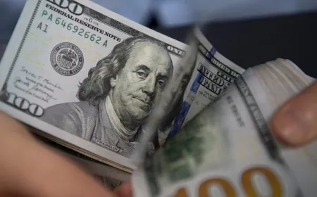 الدولار يتراجع مع تصاعد القلق من مشروع إنفاق ترامب