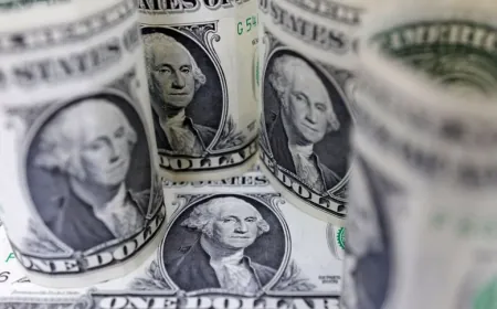 الدولار يرتفع قليلاً فوق أدنى مستوياته