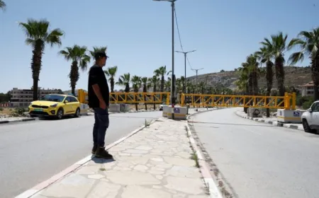 بعد أن أحاطتها إسرائيل بسياج.. بلدة بالضفة الغربية تتحول "لسجن كبير"!
