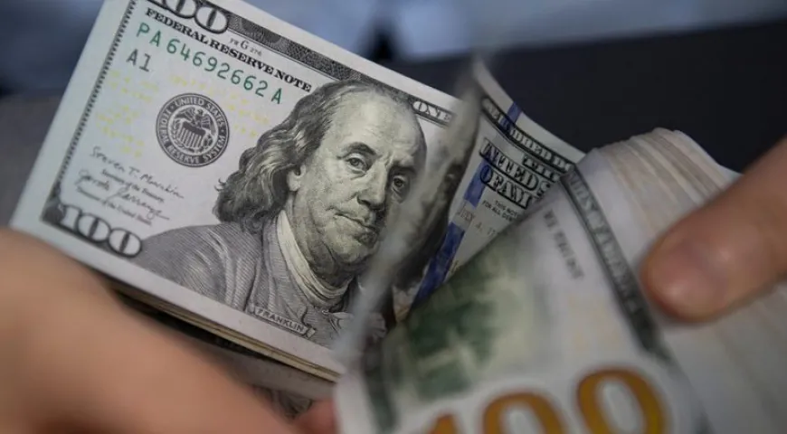 الدولار يتراجع مع تصاعد القلق من مشروع إنفاق ترامب