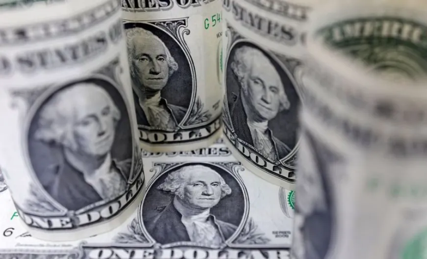 الدولار يرتفع قليلاً فوق أدنى مستوياته