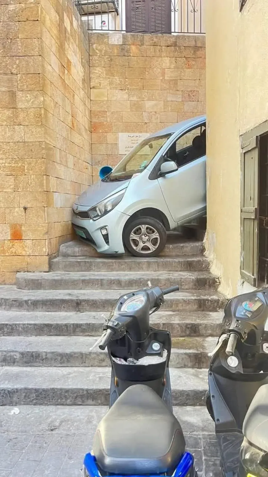 عين المريسة: سيارة تعلق على درج بسبب Google Maps