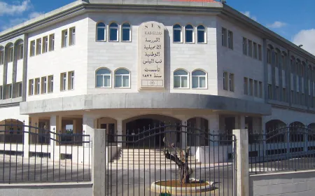 انهيار مفاجئ لسقف صف مدرسيّ... ونجاة الطلاب بأعجوبة! (صورة)