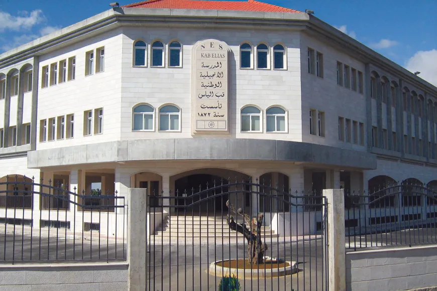 انهيار مفاجئ لسقف صف مدرسيّ... ونجاة الطلاب بأعجوبة! (صورة)