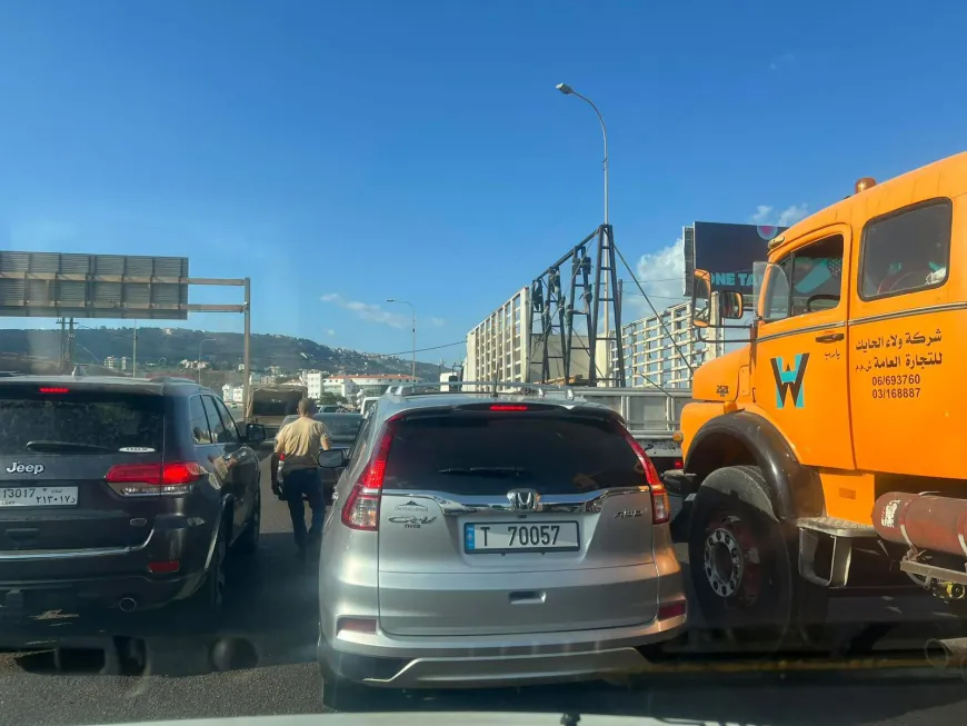 بدء تحركات العسكريين المتقاعدين احتجاجاً على تردي الأوضاع المعيشية (صور) شهدت الطرقات في عدة مناطق قطعاً بالإطارات المشتعلة، لاسيّما على الأوتوستراد الدولي الممتد من طرابلس إلى بيروت.