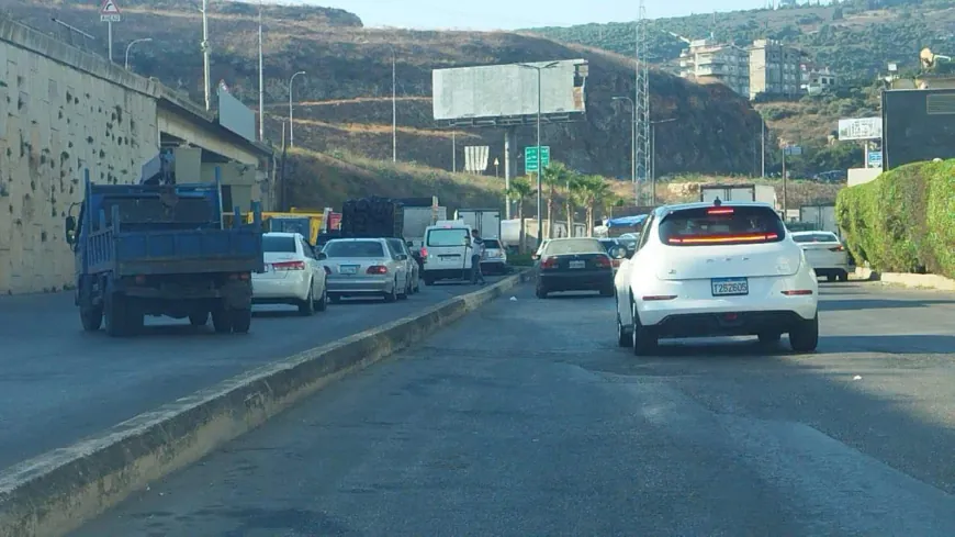 بدء تحركات العسكريين المتقاعدين احتجاجاً على تردي الأوضاع المعيشية (صور) شهدت الطرقات في عدة مناطق قطعاً بالإطارات المشتعلة، لاسيّما على الأوتوستراد الدولي الممتد من طرابلس إلى بيروت.