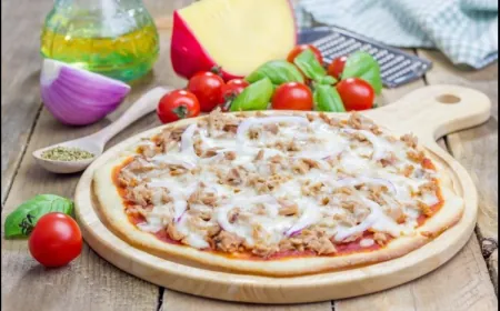 بيتزا التونة للرجيم خيار مثالي لمن يبحث عن وجبة بيتزا خفيفة وسعرات منخفضة. تجمع بين التونة الغنية بالبروتين والخضار الطازجة مع صلصة الطماطم والجبنة قليلة الدسم. تُحضّر بعجينة صحية من دقيق القمح أو الشوفان وتُخبز في الفرن حتى تنضج. تُقدّم ساخنة بطعم شهي يناسب الرجيم دون التضحية بالنكهة