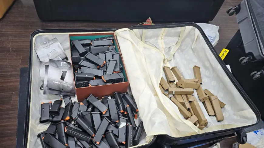 ضبط ٩٠ مسدسًا في حقائب احد المسافرين