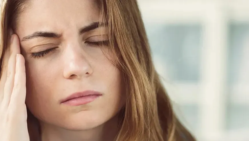 حلول لمكافحة الصداع النصفي بعد الأربعين تزيد معدلات الصداع النصفي لدى المرأة بشكل خاص بعد الأربعين بسبب التقلبات الهرمونية والتوتر.