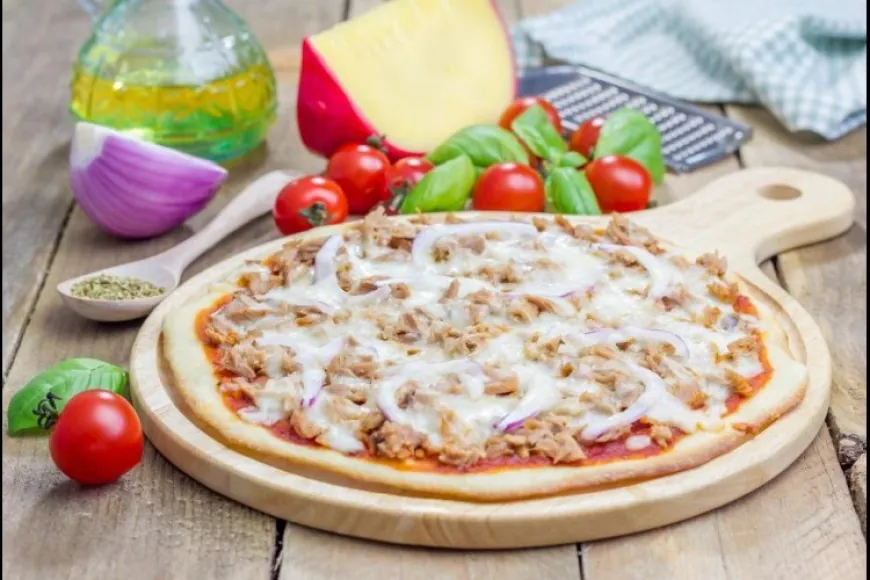 بيتزا التونة للرجيم خيار مثالي لمن يبحث عن وجبة بيتزا خفيفة وسعرات منخفضة. تجمع بين التونة الغنية بالبروتين والخضار الطازجة مع صلصة الطماطم والجبنة قليلة الدسم. تُحضّر بعجينة صحية من دقيق القمح أو الشوفان وتُخبز في الفرن حتى تنضج. تُقدّم ساخنة بطعم شهي يناسب الرجيم دون التضحية بالنكهة