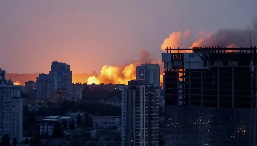 الضربات الأخيرة غير كافية"... إعلام عبري: نتنياهو سيسعى لإقناع ترامب بتوسيع العمليات ضد "حزب الله" أفادت "القناة 13" العبرية بأن "إسرائيل تعتبر حالياً الملف اللبناني أكثر إلحاحاً من الملفّ الإيراني".