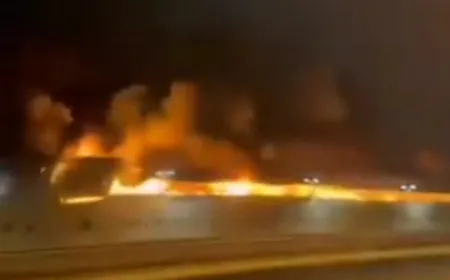 بالفيديو اشتعال النيران وتصاعد الدخان من داخل قاعدة الأسطول الخامس في البحرين عقب قصف إيراني