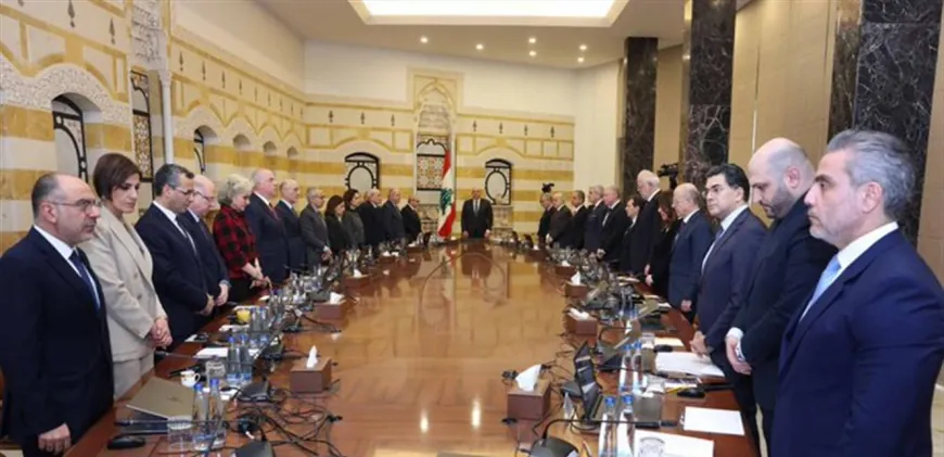 جلسة مصيرية في مجلس الوزراء: الرئيس يغادر ويعود… والقرار قيد الصياغة