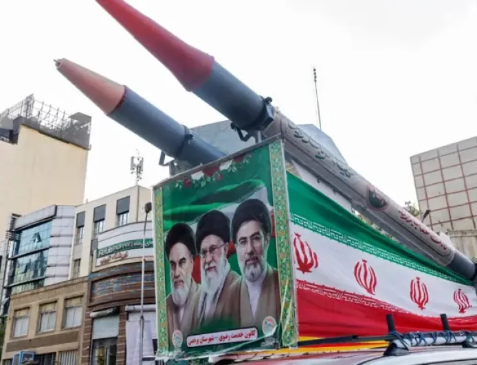 إيران تعرض 30 ألف دولار مقابل قتل أو أسر جنود أمريكيين، وحركة الملاحة تتراجع في مضيق هرمز