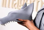 حقيبة يد بتصميم جريء تسرق الأضواء في حفل جوائز عالمي