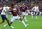 موقف طريف في الدوري الإنجليزي.. لاعب يواصل اللعب حافي القدم