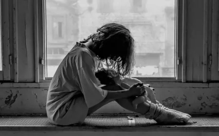 ما الفرق بين الحزن الطبيعي والاكتئاب؟ ومتى تطلب المساعدة؟