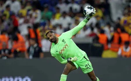 الهلال والاتحاد يحتفيان بإنجاز العويس في الكلاسيكو