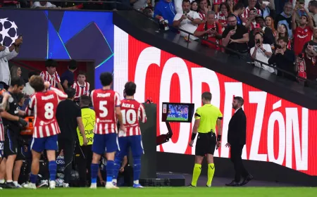 لاعب وضع إصبعه في أذن زميله.. موقف طريف على دكة بدلاء أتلتيكو مدريد