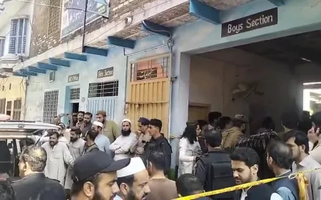 انهيار سقف مدرسة في باكستان يودي بحياة عشرات الأطفال