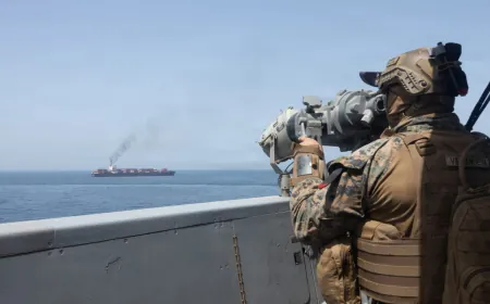 القيادة المركزية الأمريكية تفند 3 مزاعم إيرانية بشأن مضيق هرمز والسفينة الغارقة والجنود