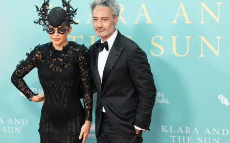 ريتا أورا تخرج عن المألوف بإكسسوار رأس غريب في مهرجان لندن السينمائي