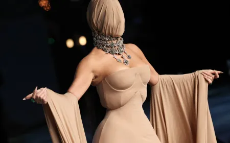 كيم كارداشيان بفستان عمره 75 عامًا في حفل أكاديمية المتحف السينمائي